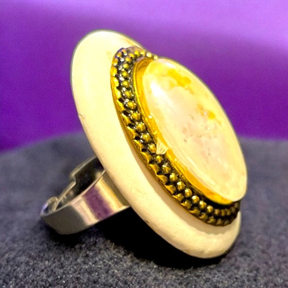🔥RING!Costume Oval White Antique Gold Ring - Picture 2 of 3